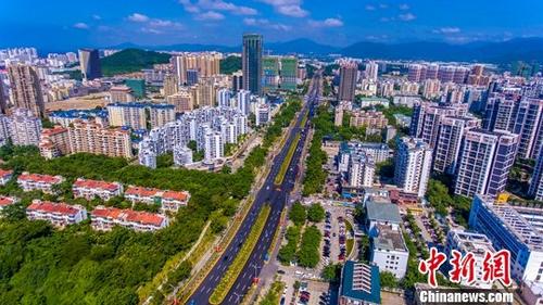 9月1日起，三亚市在海南省内率先施行商品房交易限时网签政策。该政策要求，三亚市辖区内的房地产项目开发商应将当月销售的房源当月申报网签。图为三亚市区航拍资料图。<a target='_blank'  data-cke-saved-href='http://www.chinanews.com/' href='http://www.chinanews.com/'>中新社</a>记者 骆云飞 摄
