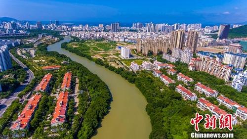 9月1日起，三亚市在海南省内率先施行商品房交易限时网签政策。该政策要求，三亚市辖区内的房地产项目开发商应将当月销售的房源当月申报网签。图为三亚市区航拍资料图。<a target='_blank'  data-cke-saved-href='http://www.chinanews.com/' href='http://www.chinanews.com/'>中新社</a>记者 骆云飞 摄